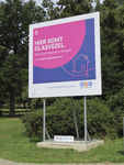 907124 Afbeelding van het grote reclamebord 'HIER KOMT GLASVEZEL', aan de Vleutenseweg bij het Majellapark te Utrecht.
